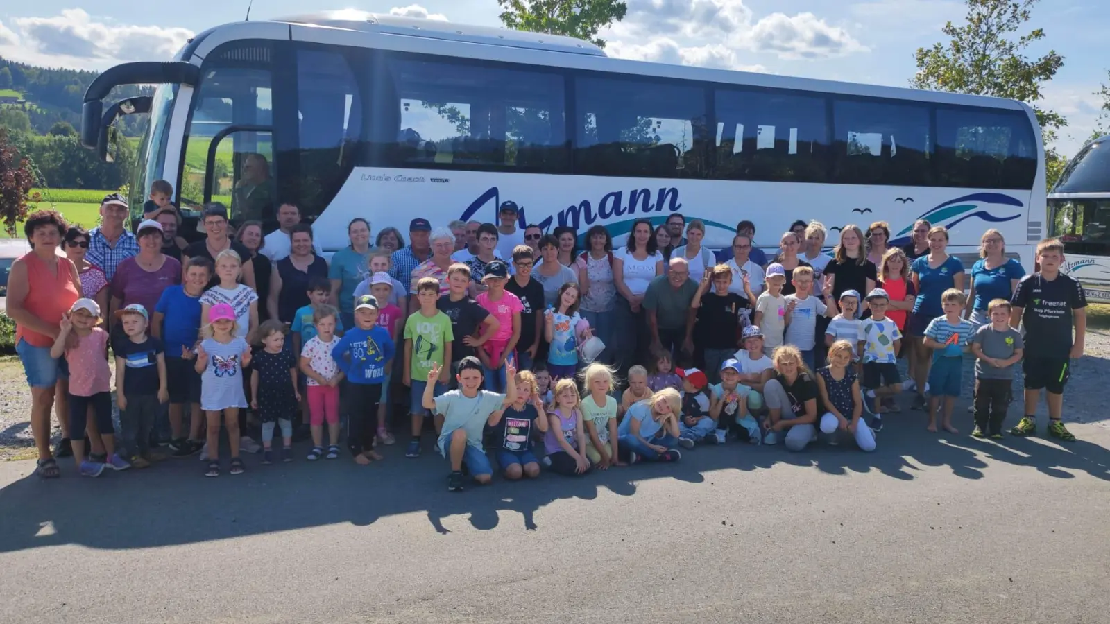 Zwei Busse haben sich bei der diesjährigen Ausflugsfahrt des RjL Tirschenreuth auf den Weg in den Freizeitpark Edelwies gemacht.  (Bild: Nadine Müller )