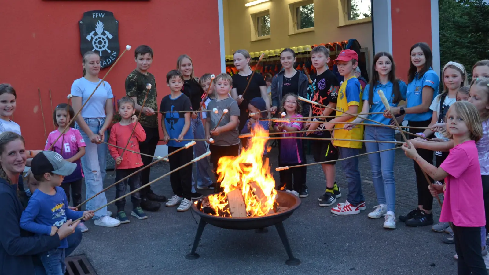 Stockbrote und Marshmallows über die Feuerschale halten und grillen machte den Kindern großen Spaß und es schmeckte.  (Bild: gi)