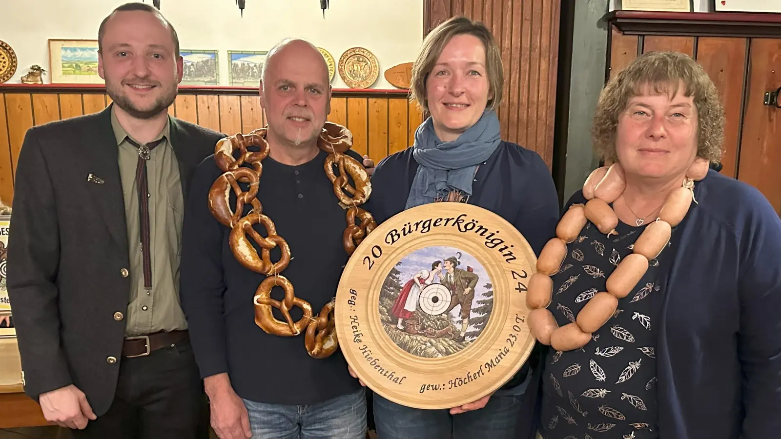 Maria Höcherl (Dritte von links) gewinnt erneut die Bürgerscheibe.  (Bild: Eleonore Seidl)