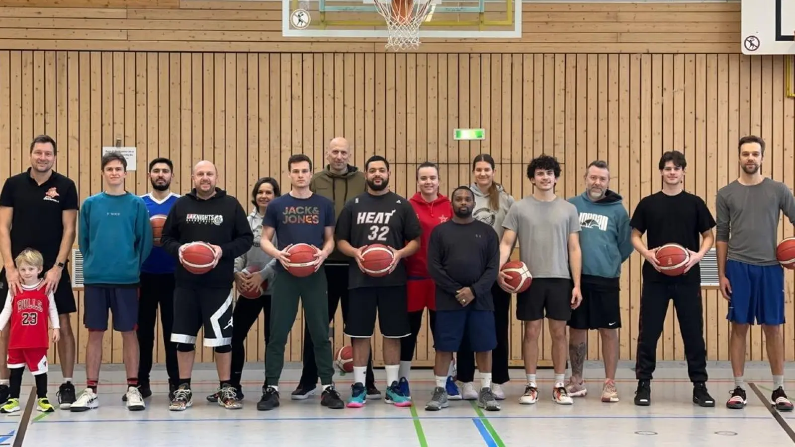 14 Basketballer haben den Trainerschein bestanden, worüber sich Trainerreferent Oliver Leuchte (hinten links) freute. (Bild: Reiner Fröhlich)