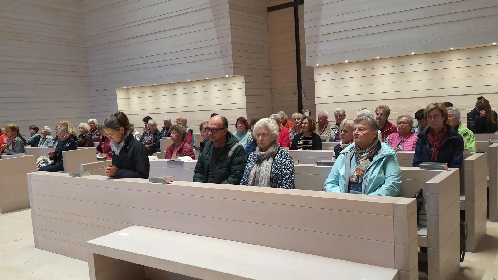 Die Gruppe beim Abschlussgottesdienst in der Hauskapelle. (Bild: Anneliese Fiedler )