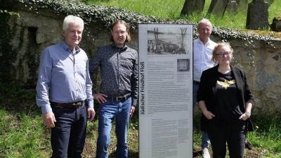 vl: Bürgermeister Robert Lindner, Dr. Timo Saalmann, Prof. Dr. Jörg Skriebeleit, Annabelle Lienhart vor der Informationstafel am Jüdischen Friedhof  (Bild: Jonas Garland)