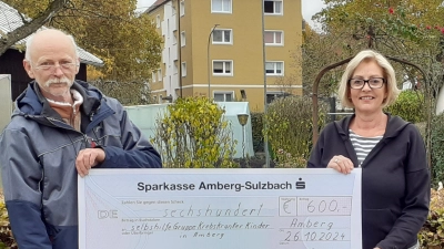 1. Vorstand Uwe Anders überreicht die Spende an Petra Waldhauser von der Selbsthilfegruppe krebskranker Kinder. (Bild: Worofsky Monika)