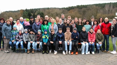 Viele Freizeitsportler nehmen in Wernberg das Deutsche Sportabzeichen beim FC Wernberg entgegen.<br><br> (Bild: Silke Ibler/exb)