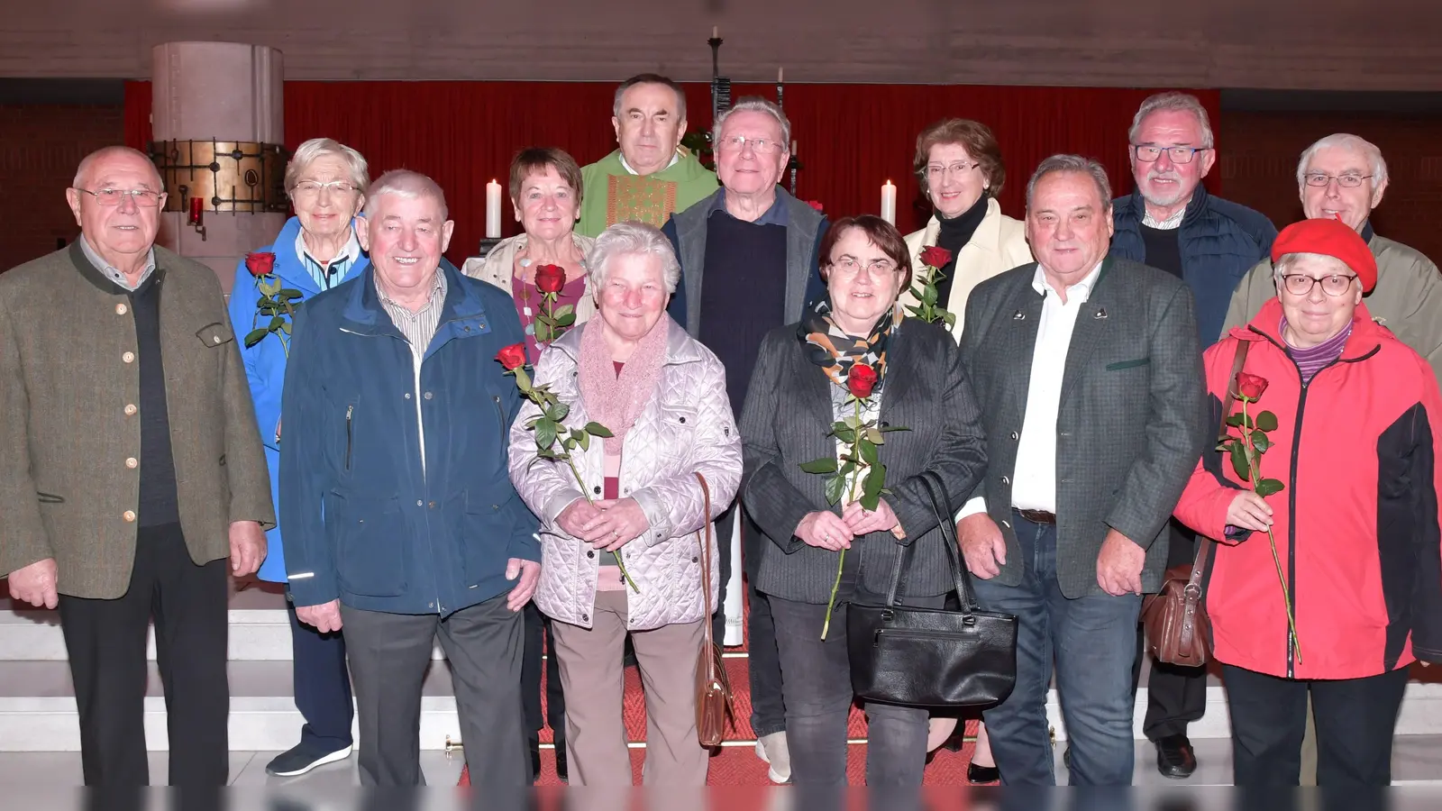 Sechs Ehepaare aus der Pfarrgemeinde Aschach-Raigering dürfen bei einem Jubiläumsgottesdienst mit Pfarrer Eduard Kroher (hinten Mitte) in der Pfarrkirche St. Josef, Raigering auf viele Jahrzehnte gemeinsame Ehe zurückblicken. (Bild: Alfred Schorner)