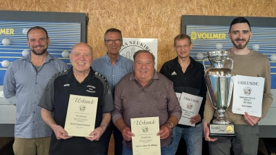 Der erste Vorsitzende Markus Luber (links) ehrte zusammen mit Bürgermeister Peter Achatzi (3.v.l.) die Clubmeister und treue Mitglieder. v.l.: Markus Luber, Konrad Strack, Bürgermeister Peter Achatzi, Lothar Weißflog, Carsten Bohun und Horst Seubert. (Bild: Uwe Rupprecht)