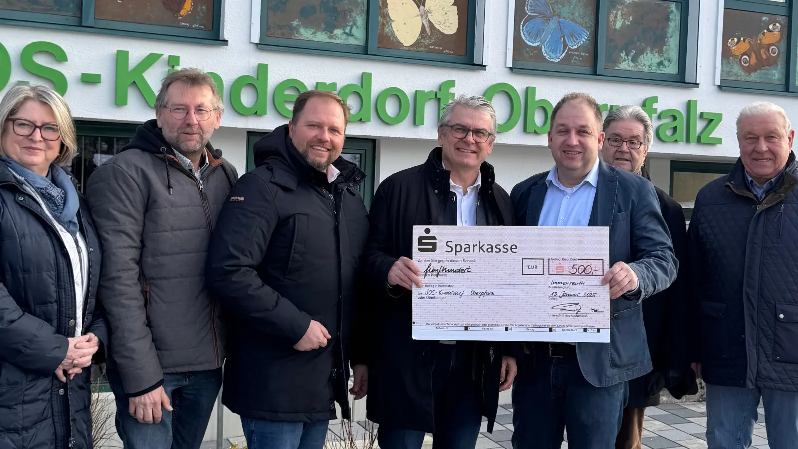 Eine 500-Euro-Spende überreichten MdL Martin Scharf und die Freien Wähler im Kreisverband Tirschenreuth an das SOS-Kinderdorf in Immenreuth. Von links Gisela Kastner, Hermann Schraml, Hubert Schicker, Martin Scharf, Holger Hassel, Hans Klupp und Eberhard Besold. (Bild: Regina Reichl)