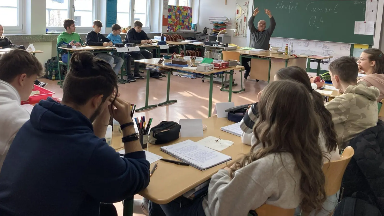 Der Schriftsteller Nevfel Cumart gestaltet mit der 10. Klasse der Doktor-Eisenbarth Mittelschule eine inspirierende Schreibwerkstatt. <br> (Bild: Köppl-Rötzer/exb)