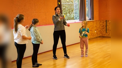 Jonglieren ist nicht so schwer, wie es zunächst aussieht. Anna Lucia Bauer (Dritte von links) zeigt beim Workshop, wie es geht. (Bild: M. Welnhofer/exb)