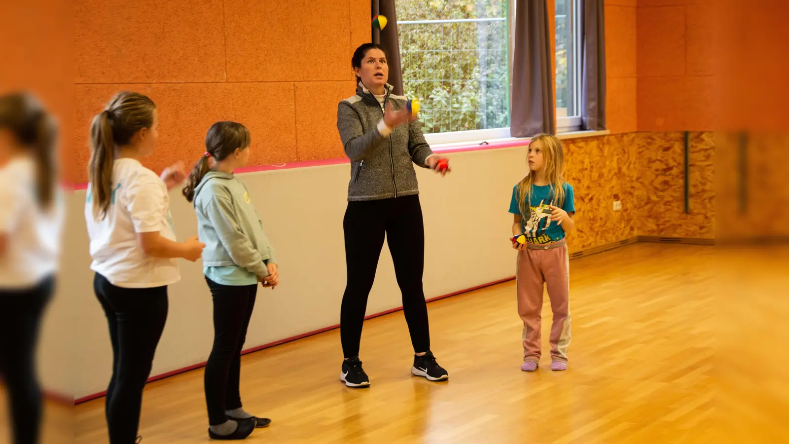 Jonglieren ist nicht so schwer, wie es zunächst aussieht. Anna Lucia Bauer (Dritte von links) zeigt beim Workshop, wie es geht. (Bild: M. Welnhofer/exb)