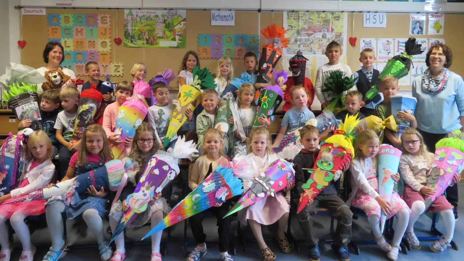 Diese 25 Mädchen und Jungen starteten in der Grundschule Tiefenbach in die 1. Klasse. Mit Schulleiterin Waltraud Eichstetter (links) und Klassenleiterin Ingrid Sturm (rechts). (Bild: Nikolaus Scherr)