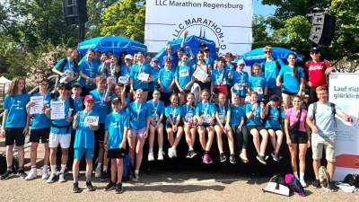 50 Läuferinnen und Läufer des Ortenburg-Gymnasiums starteten beim Minimarathon in Regensburg und konnten mit der Konkurrenz gut mithalten.  (Bild: Stefanie Böl)