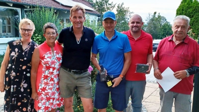 GLCS-Spielleiter Reinhold Scharl (r.) und Andreas Westphal (3. v. l.) vom „Stern-Center“ zeichneten die Sieger des vierten „After-Work“-Golf-Cups des Mercedes-Autohauses aus Regensburg aus.  (Bild: Stephan Landgraf)