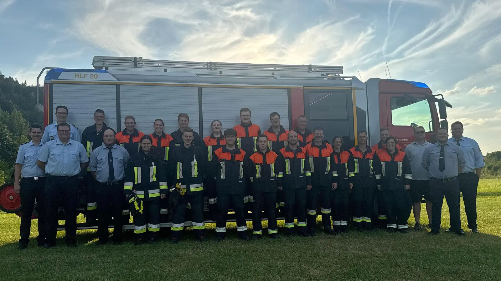 Eine tolle Leistung. Zwei Löschgruppen der Freiwilligen Feuerwehr Allersburg-Berghausen und eine Löschgruppe der Feuerwehr Hohenburg haben Leistungsabzeichen in verschiedenen Aufgabengebieten erfolgreich abgelegt. Dazu gratulierten Bürgermeister Florian Junkes, die Prüfer der Landkreisfeuerwehr, Kommandanten und Vorstände.  (Bild: Paul Böhm)