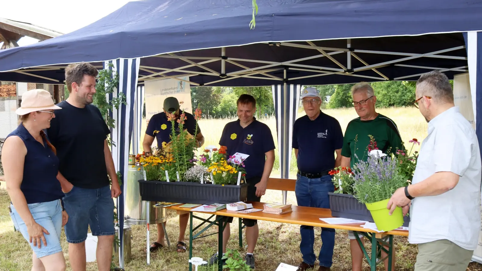 Zum Tag der deutschen Imkerei präsentierten der Bienenzuchtverein Sulzbach-Rosenberg im Bürgerpark als Bienennahrung auch intelligente Blumenkästen, die von den Sulzbach-Rosenberger Stadtgärtnern als langjährige Partner der Imker angepflanzt wurden. (Bild: Martin Franitza)