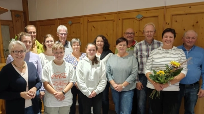 Vorstandschaft Musikverein Freudenberg mit ehemaliger ersten Vorsitzenden Kathrin Hösl (2. v. r.), neuer 2. Kassiererin Edeltraud Fischer-Graf (l.) und neuer Jugendwartin Kerstin Piehler (4. v. l.), sowie 2. Bürgermeister der Gemeinde Freudenberg Franz Weiß (r) (Bild: Barbara Gerl )