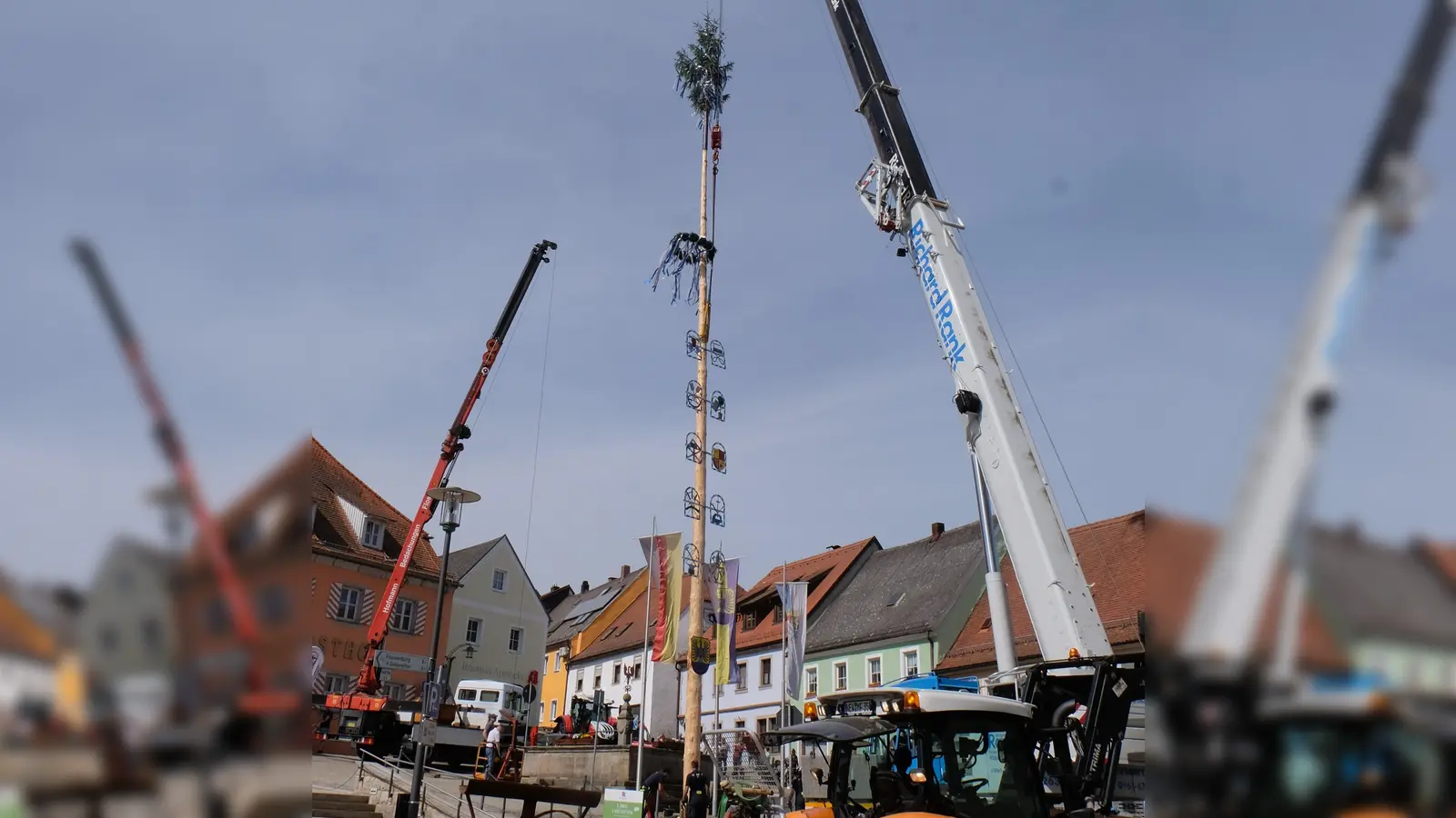 Der über 28 lange Maibaum krönt seit 1. Mai das Zentrum des 1067-jährigen Marktes. (Bild: Fred Lehner)