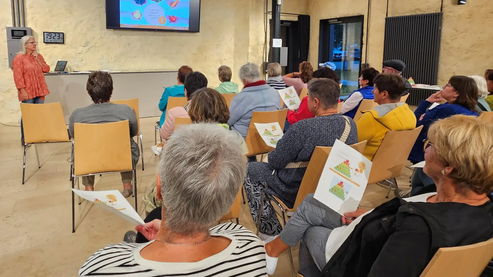 Diplom-Ökotrophologin Maria Mooshammer sprach zum Thema „Genussvoll und bewusst - Essen ab der Lebensmitte“. (Bild: Doris Lehnerer)