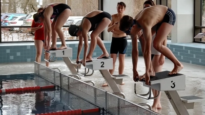 Im Zweifel kann jede Millisekunde entscheidend sein: In der Schwimmhalle der Realschule in Weiden hielt der DLRG Ortsverband seinen Wettkampf im Rettungsschwimmen ab.  (Bild: Felix Schneider/exb)