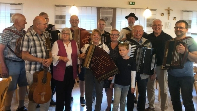 Zünftig ging es wieder zu beim Wirtshaussingen des Heimatkundlichen Arbeits- und Förderkreises in Kötzersdorf mit Musikanten aus der Region.  (Bild: Monika Fink/exb)