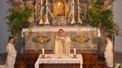 Zur Wallfahrtseröffnung in der Wieskirche feierten die Gläubigen mit Pfarrer Udo Klösel die erste Pilgermesse. Das Gnadenbild des Gegeißelten Heilands steht am Hochaltar über dem Tabernakel. (Bild: Peter Garreiss)