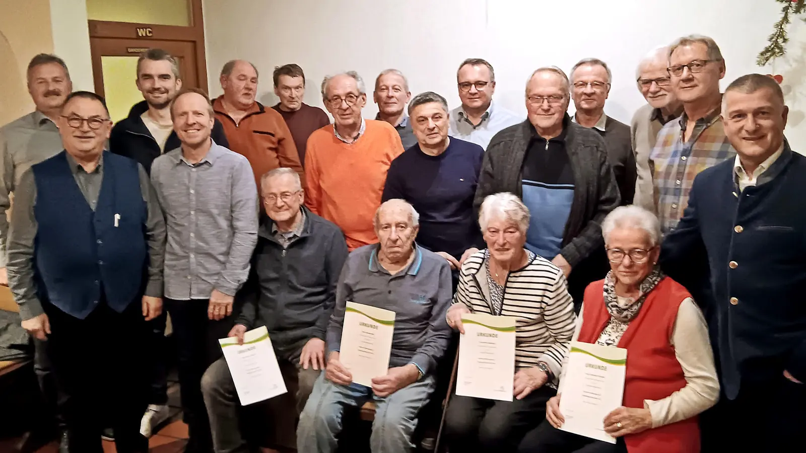 Zahlreiche Ehrungen erhielten Mitglieder bei der Siedlergemeinschaft Pirk überreicht. Dazu gab es eine neue Vorstandschaft, Andreas Geiger bleibt weiterhin 1. Vorsitzender (zweiter stehend von rechts), Bürgermeister Dietmar Schaller (rechts). (Bild: Tobias Forster)