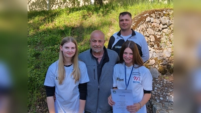 Von links: Mia Horoszak, Trainer Günter Scharf, Trainer Florian Lehmann, Jana Stahl.  (Bild: Angelika Stahl)