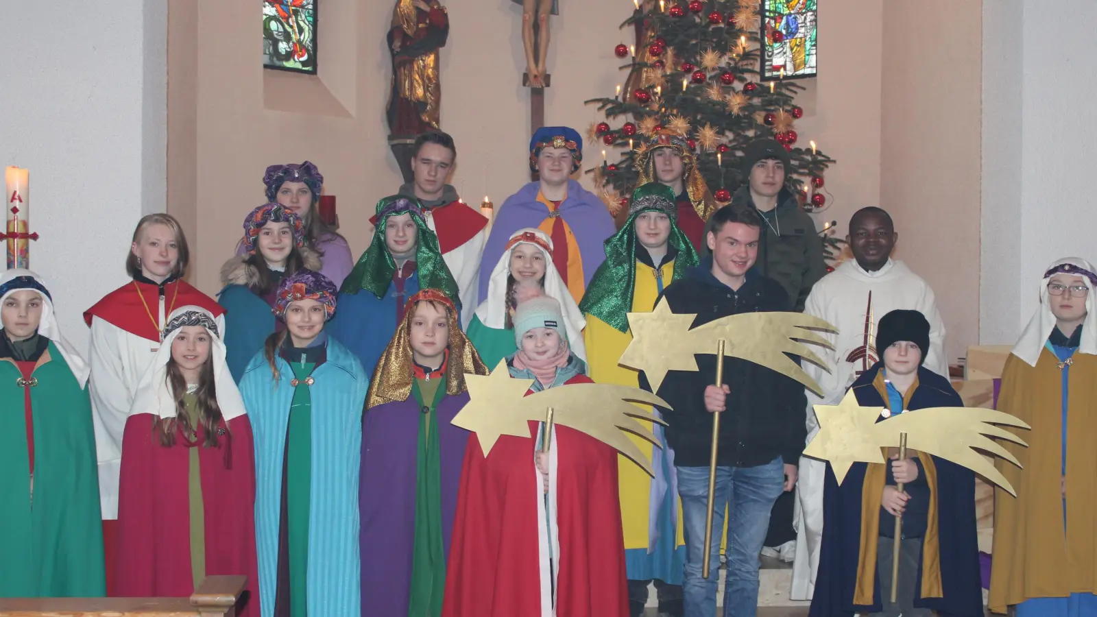 Die Sternsinger der Expositurgemeinde Steinmühle zusammen mit Pfarrvikar Luke Eze. (Bild: Rosemarie Ernst/exb)