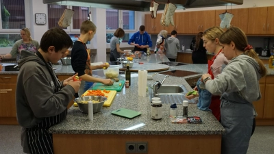 Die Schülerinnen und Schüler der 8. Klasse bereiteten das Thanksgiving Menü in der Schulküche vor (Bild: Brigitte Pfennig)