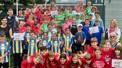 Für die Sieger gibt es rote T-Shirts von der Sparkasse Oberpfalz-Nord. (Bild: Reinhard Kreuzer/exb)