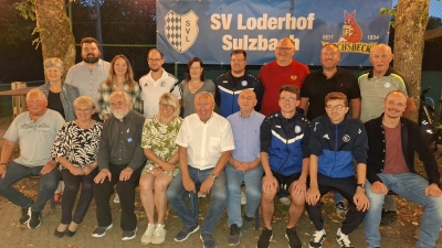 Die neugewählte Führungsmannschaft des SV Loderhof-Sulzbach Bettina Moser, Achim Bender, Kurt Hösl und Denis Mutzbauer (vordere Reihe, 3.,4.,5 und 6. v. links) hat allen Grund mit Optimismus in die Zukunft zu blicken. Dazu gratulierten die 3. Bürgermeisterin Hildegard Geismann und der 1. Bürgermeister Stefan Frank (hintere Reihe, von links).<br> (Bild: Wolfgang Berndt)