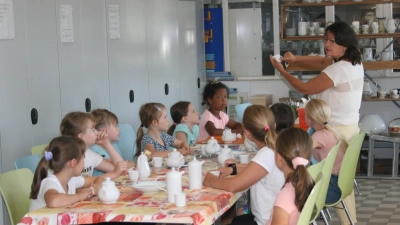 Basteln beim Ferienprogramm im Museum in Mitterteich. (Bild: Stefanie Schreiner)