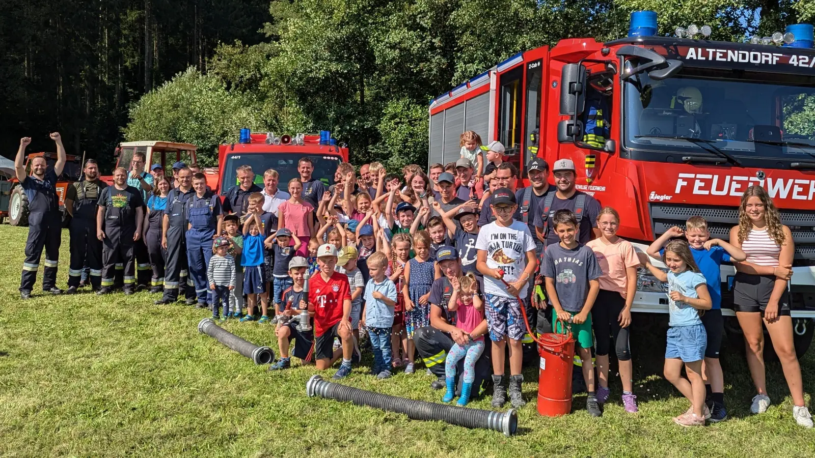 Viele Kinder haben das Angebot der vier Feuerwehren im Gemeindebereich zum Ferienprogramm angenommen - und hatten dabei sichtlich Spaß. (Bild: Kristin Winderl)