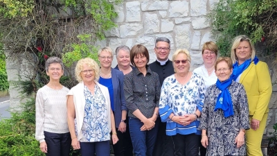 Das Vorstandsteam des KDFB, Zweigverein St. Konrad Ammersricht von links: Theresia Finger, Monika Peter, Marion Burnikel, Karin Birner, Karin Netta, Pfarrer Michael Jakob, Gabi Ries, Susanne Müllner, Kornelia Ballach und die stellvertretende Diözesanleitung des KDFB Kerstin Aufschneider. (Bild: hae)