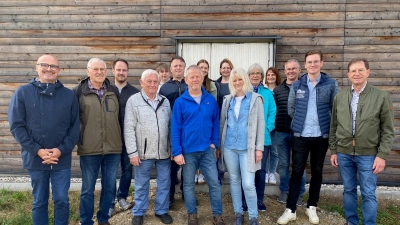 Die Siedlergemeinschaft „Banditensiedler“ mit dem Vorsitzenden Maximilian Beer (links) ließ sich von Verbandsvorsitzendem Klaus Zeiser (rechts) und Wassermeister Johannes Brunner (zweiter von rechts) die Einrichtungen des Wasserzweckverbandes Nord-Ost-Gruppe (hier vorm Hochbehälter Pissau) zeigen. (Bild: Georg Duscher)