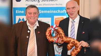 Einen übergroßen Brezenschlüssel übereichte der bisherige Kreishandwerksmeister Johann Weber (links) seinem Amtsnachfolger Dietmar Lenk (rechts), damit dieser künftig immer, wie Weber sagte, „Zugang zu seinem Büro bei der Kreishandwerkerschaft hat”.<br> (Bild: gf)