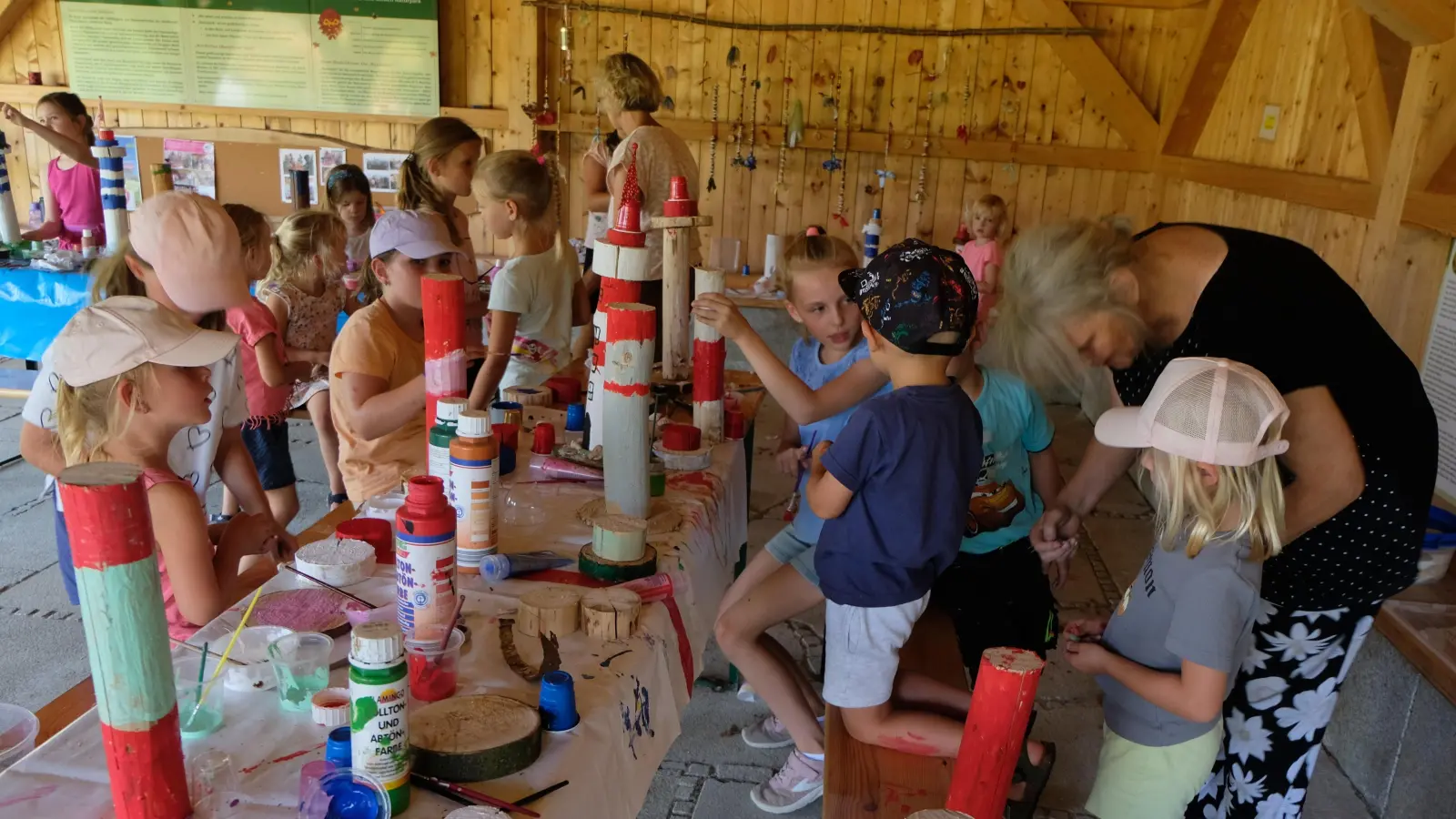 In eine kleine Künstlerwerkstatt wurde der Pavillon im Kreislehrgarten durch die Kinder umgewandelt. (Bild: Fred Lehner)