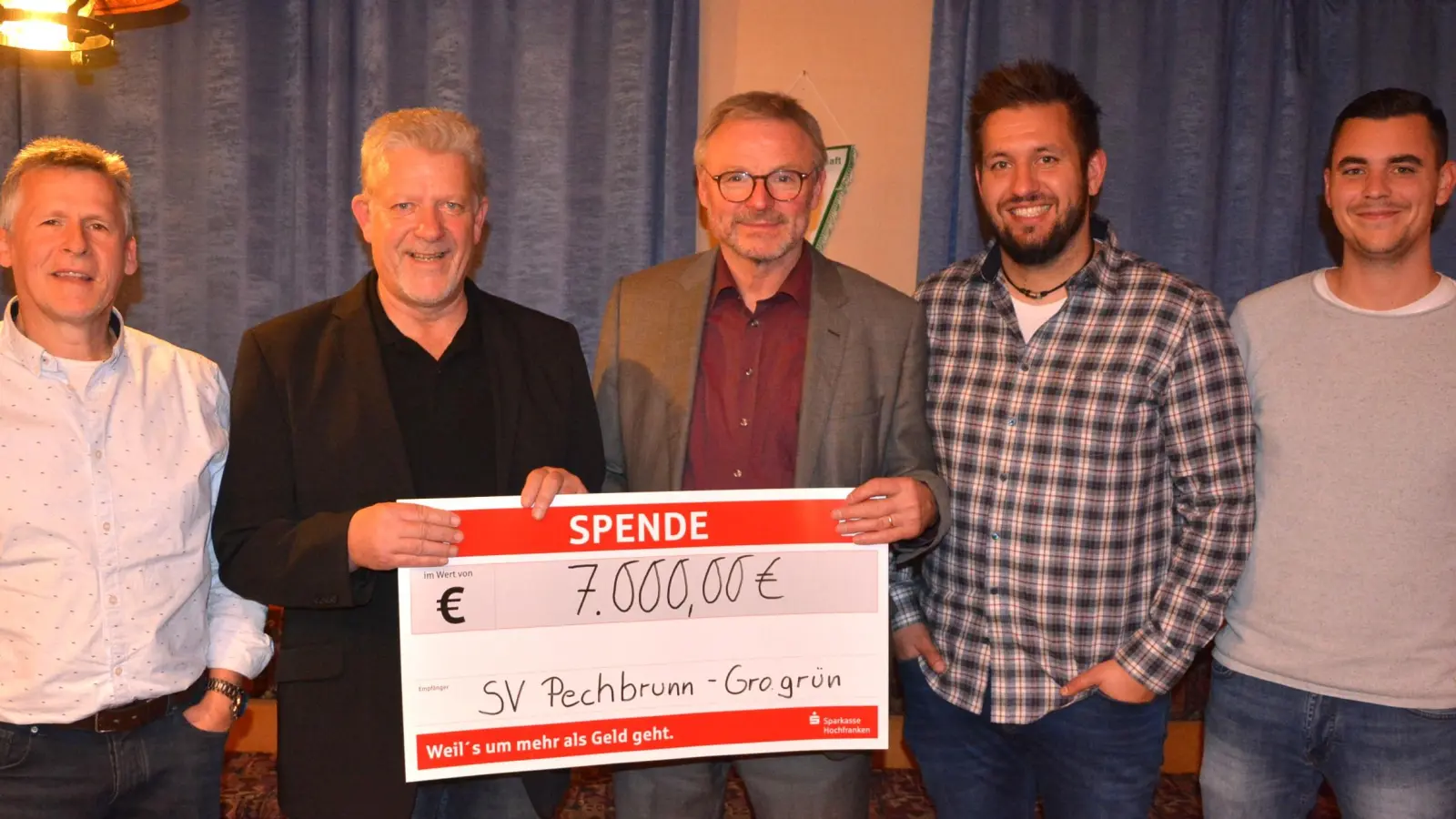 Die SV-Freunde unterstützen den Hauptverein SV Pechbrunn mit einer 7000-Euro-Spende. Bei der Übergabe waren (von links) Jörg Kraus, SV-Vorsitzender Roland Zeitler, SV-Freunde-Sprecher Günter Geiler, Dominik Wolf und Kevin Lang dabei.  (Bild: jr)