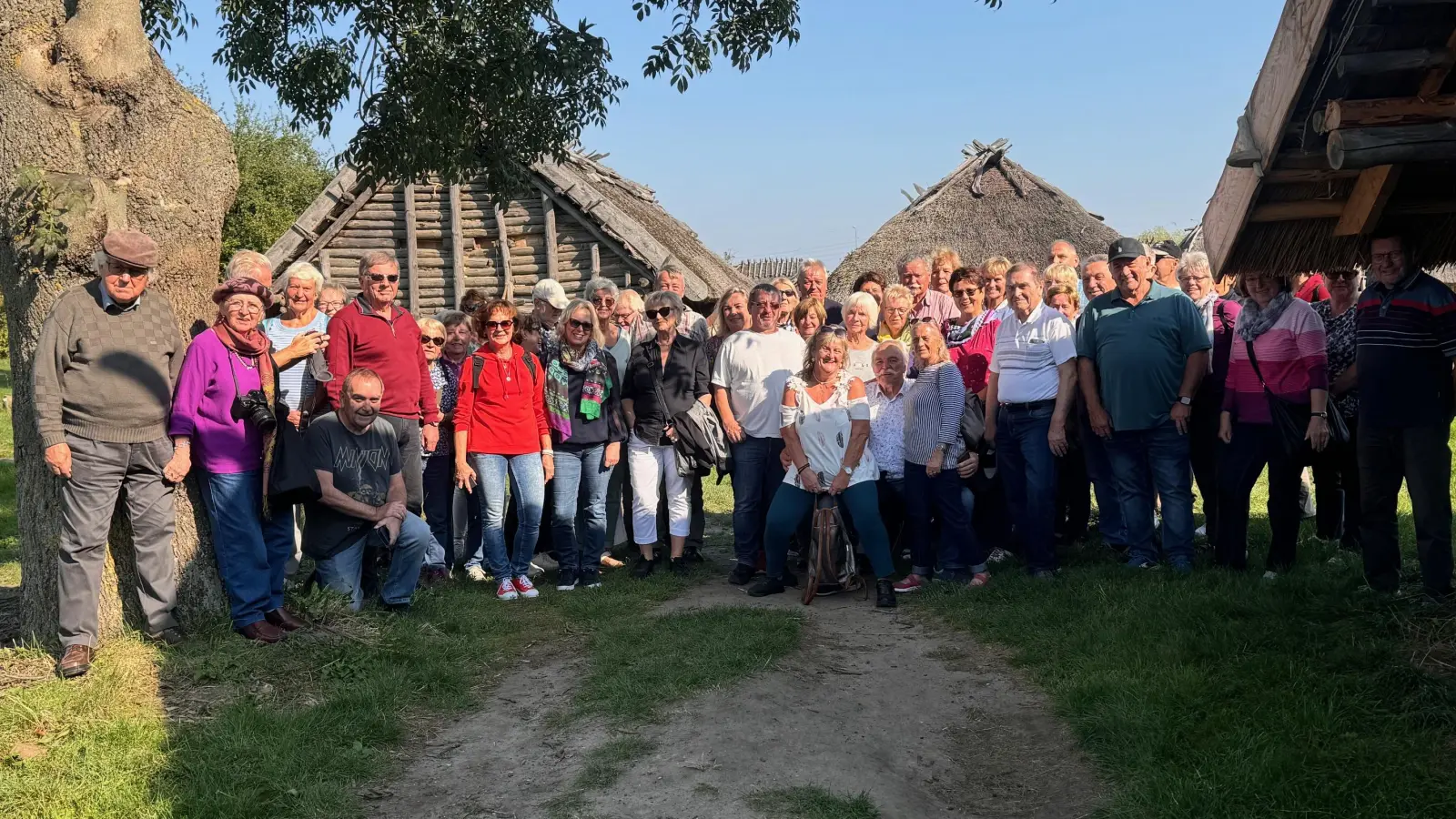 Die Gruppe im Wikinger-Dorf (Bild: Gabriela Reißer)