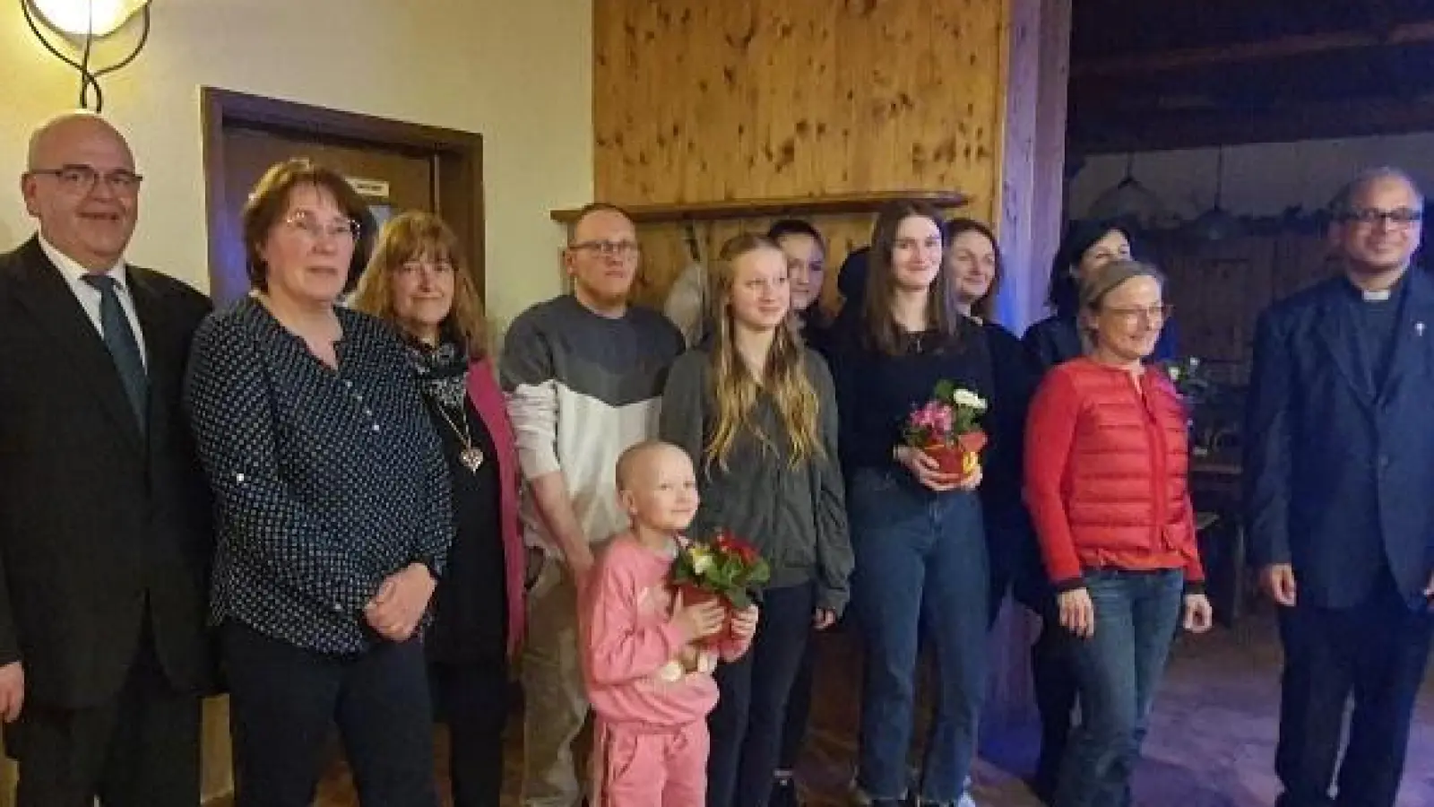 Übergeben hat die KLB Wernersreuth Spenden an mehrere Empfänger. Im Bild (von links) Bürgermeister Klaus Meyer, Monika Seitz, Vorsitzende Brigitte Meyer, Luisa aus Bärnau mit ihrer Familie, Eva und Carmen Wuttke vom Verein Happynest, Dr. Andrea Madesta und Birgit Gösl (dahinter) vom Diözesanvorstand sowie Pfarrer George.<br> (Bild: Brigitte Meyer/exb)