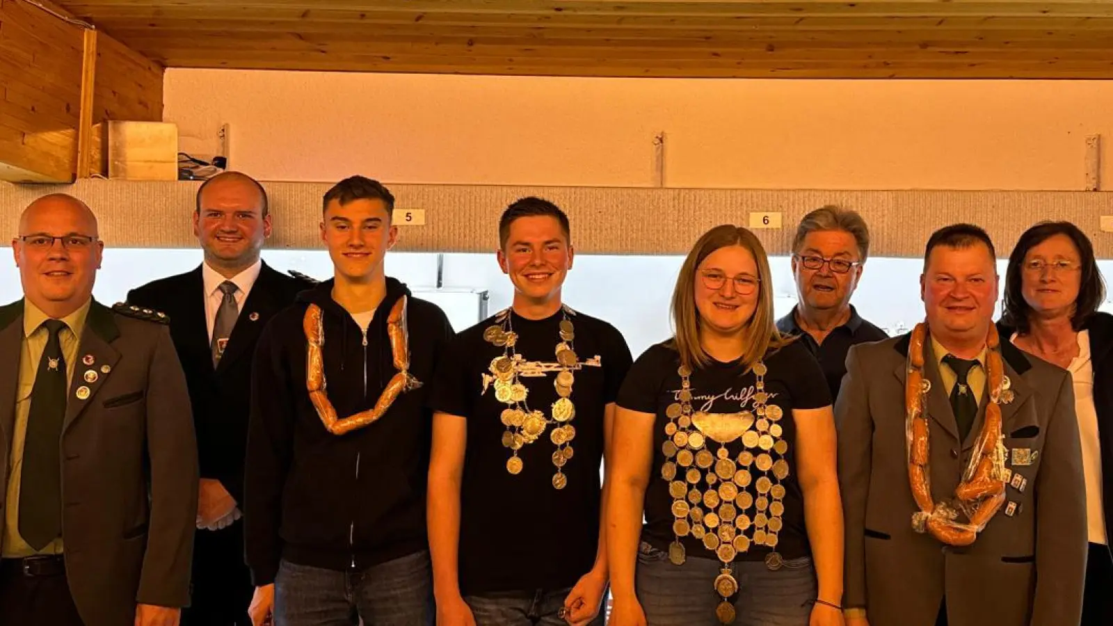 Die Siegerehrung des Königs- und Bürgerschießens stand beim Schützenverein Wildenau an. Im Bild (von links) Schützenmeister Stephan Trautner, Gauschützenmeister Florian Greil, Vorjahresjugendkönig Ben Dumler, Jugendkönig Lukas Mark, Schützenkönigin Lisa Betz, Dritter Bürgermeister Hans Klupp, Vorjahreskönig Wolfgang Mark und Sportleiterin Angela Petersohn. (Bild: Schützenverein Wildenau/exb)