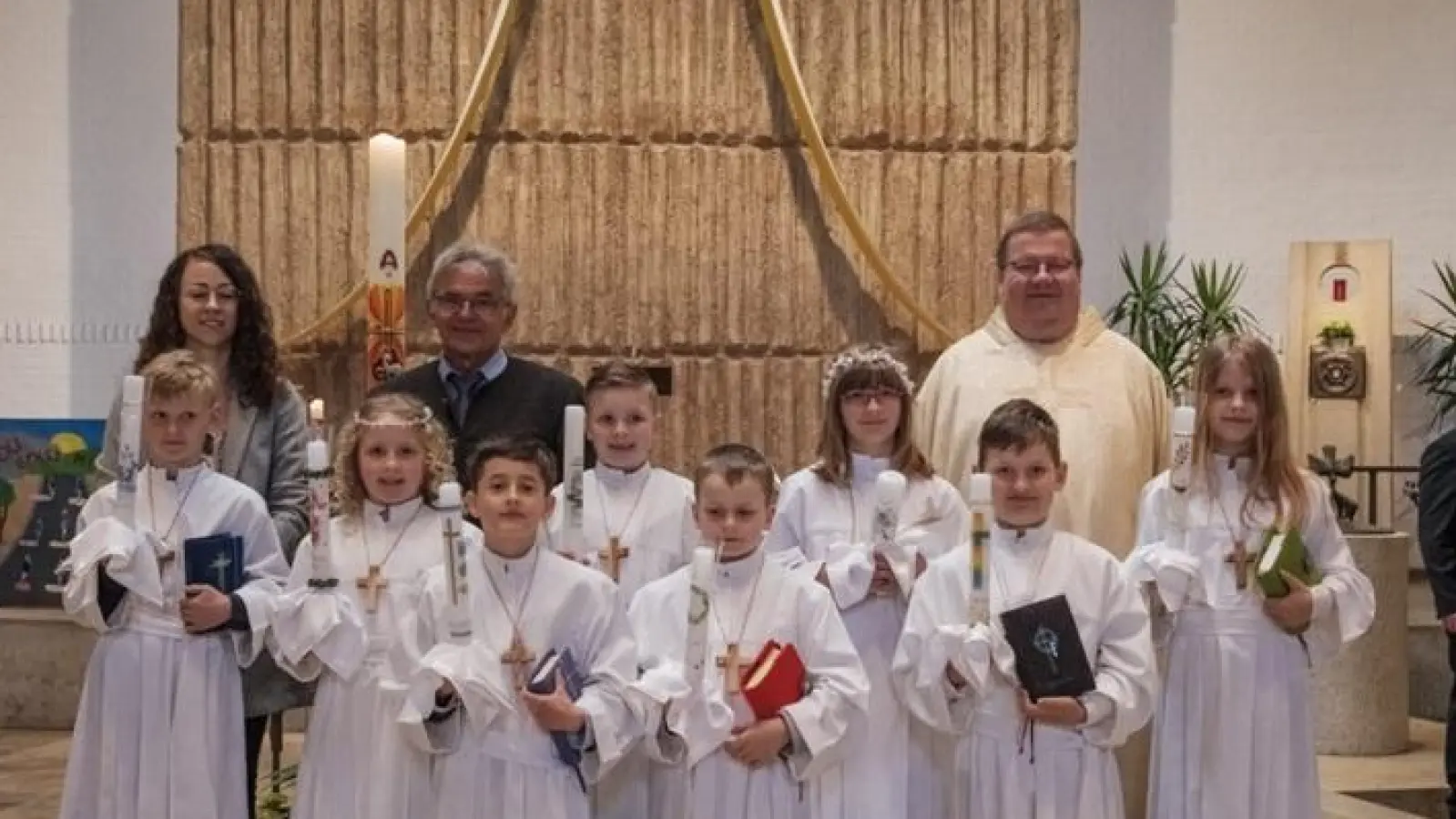 Erstkommunion in Neuhaus. Die Kinder begehen mit Pfarrer Hubert Bartel einen festlichen Tag.  (Bild: Wolfgang Schmid)