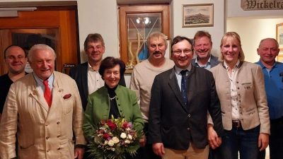 Die Jagdgenossenschaft Lintach und die Pächterfamilie Schmid feiern das 50-jährige Pachtjubiläum (von links): Stephan Kriegl, Jagdpächter Ulrich Schmid, Jagdvorsteher Peter Beer, Eva-Maria Schmid, Alois Heldmann, Ruppert Schmid, Bürgermeister Alwin Märkl, Maria Schmid und Zweiter Bürgermeister Franz Weiß. (Bild: Brigitte Beer/exb)