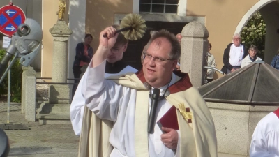 Pfarrer Markus Urban bei der Fahrzeugsegnung. (Bild: Adolf Mandl)