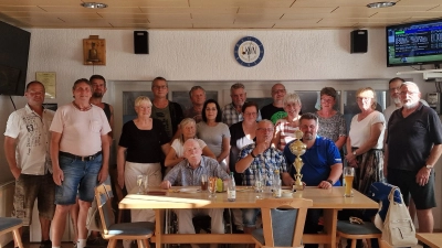 Ihre Sportfreundschaft erneuerten der Kegelclub Weiß-Blau Altenstadt und der Kegelverein Neustadt/Vogtland.  (Bild: Udo Janikowsky)