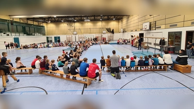 Gespannt und aufmerksam verfolgten die zahlreichen Kinder, Helfer und Trainer des TuS Mitterteich den Nikolausbesuch mit kurzen Vorführungen in der Mehrzweckhalle.  (Bild: Martin Ernstberger )