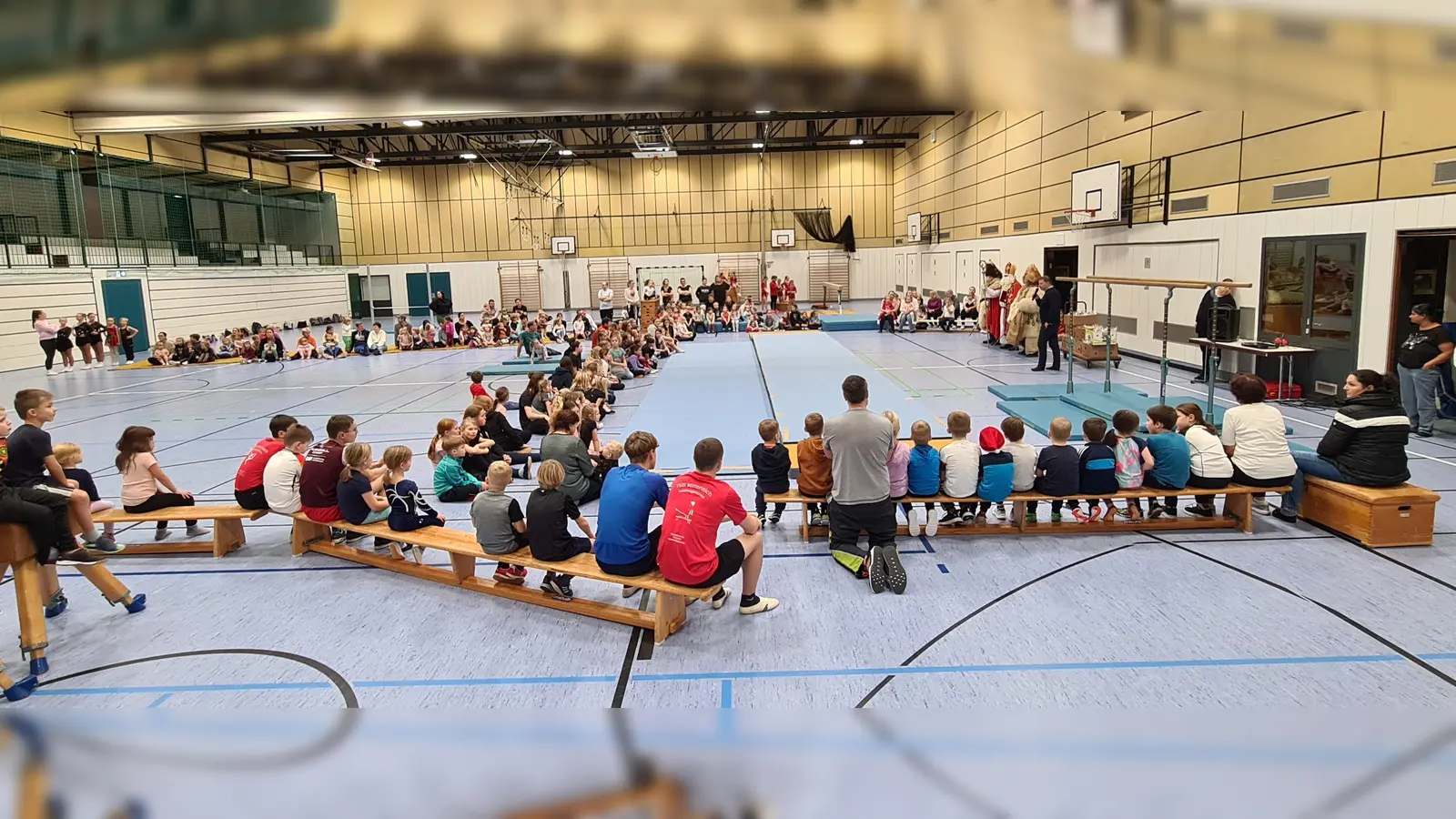 Gespannt und aufmerksam verfolgten die zahlreichen Kinder, Helfer und Trainer des TuS Mitterteich den Nikolausbesuch mit kurzen Vorführungen in der Mehrzweckhalle.  (Bild: Martin Ernstberger )