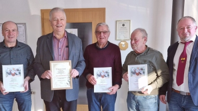 Treue Mitglieder ehrt der Geflügelzuchtverein Schnaittenbach-Hirschau (von links): Peter Heindl (50 Jahre), Reinhold Strobl (60 Jahre), Michael Kumeth (50 Jahre), Ehrenvorsitzender Erwin Singer und Vorsitzender Gerhard Heindl.  (Bild: u)