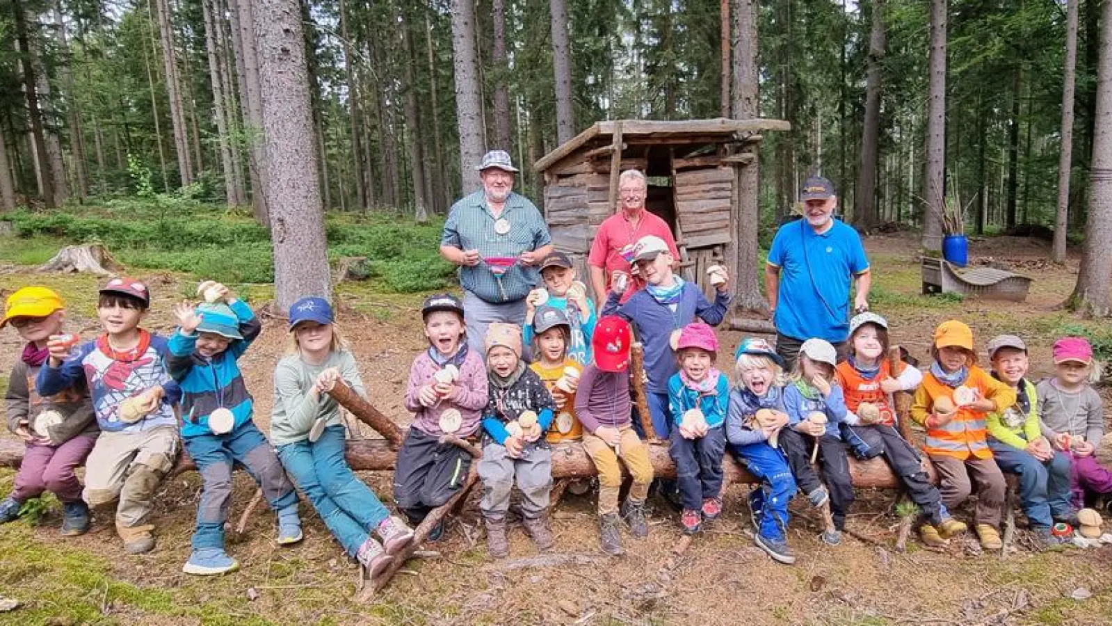 Mitglieder des Ameisenschutzvereins im Landkreis Tirschenreuth waren in den Waldkindergarten gekommen. Sie erklärten den Mädchen und Buben, warum Ameisen so wichtig für den Wald sind. (Bild: Sabine Reindl/exb)