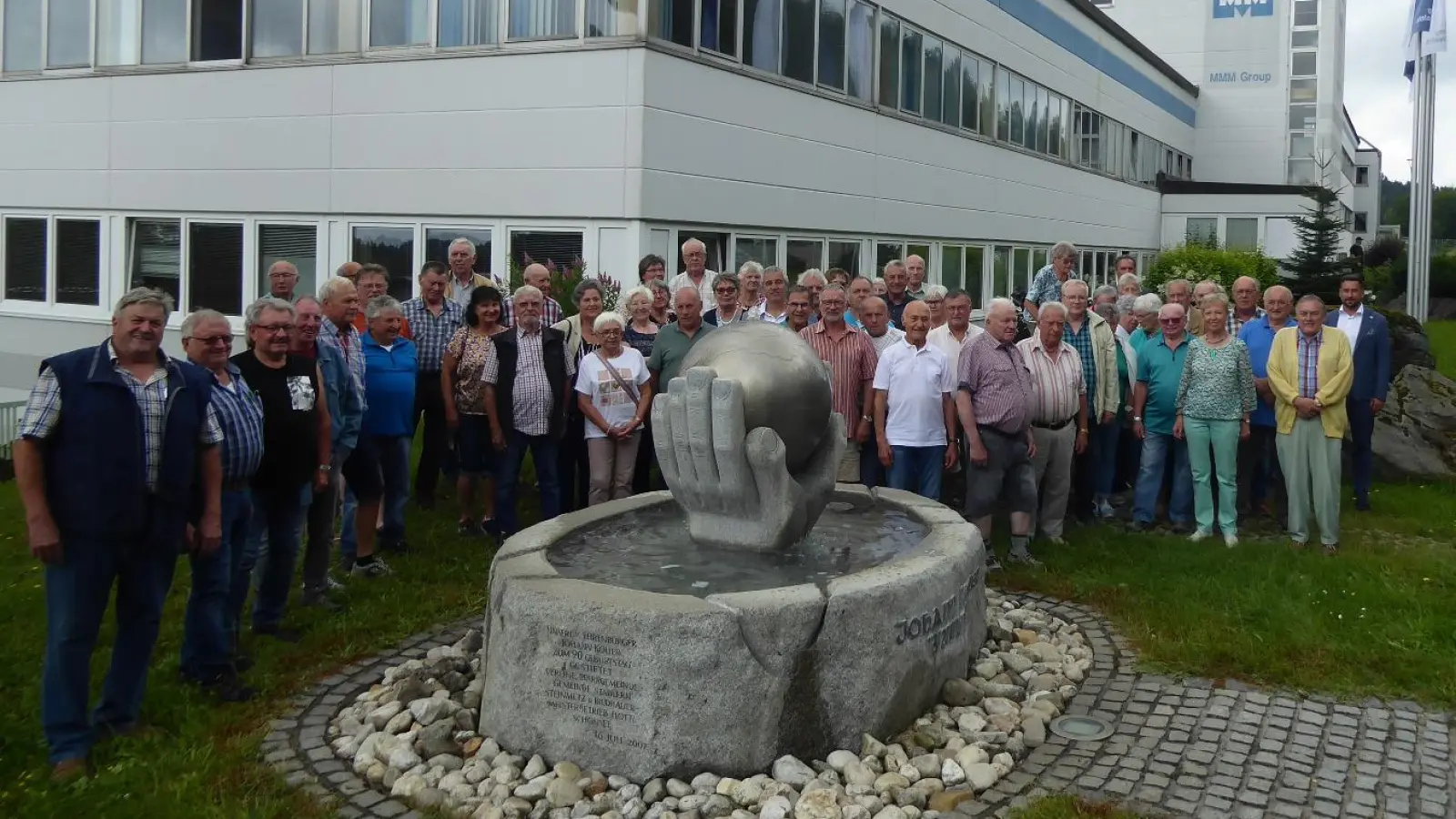 Die Gruppe de Feuerwehrsenioren im Schönseer Land vor dem Gebäude de MMM. (Bild: Hans Vogl)